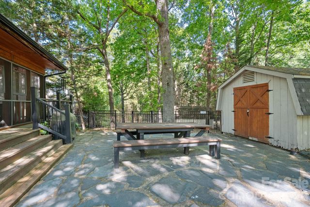817 Bent Wood Court, Matthews, NC 28105