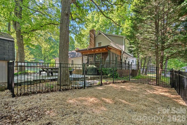 817 Bent Wood Court, Matthews, NC 28105