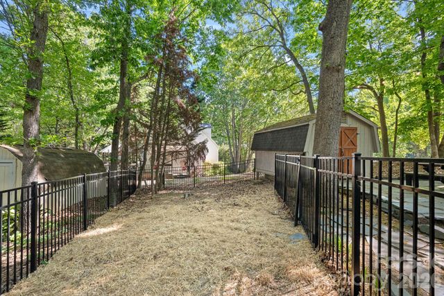 817 Bent Wood Court, Matthews, NC 28105