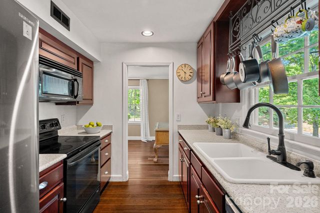 817 Bent Wood Court, Matthews, NC 28105