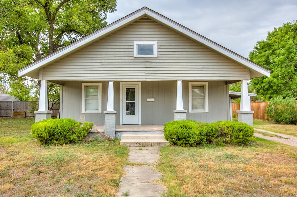 Image 1 of property listing at 911 N 6th St, Ballinger, TX 76821
