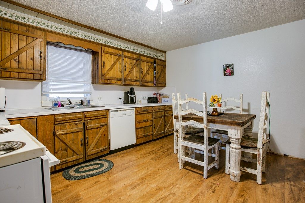 Image 10 of property listing at 911 N 6th St, Ballinger, TX 76821