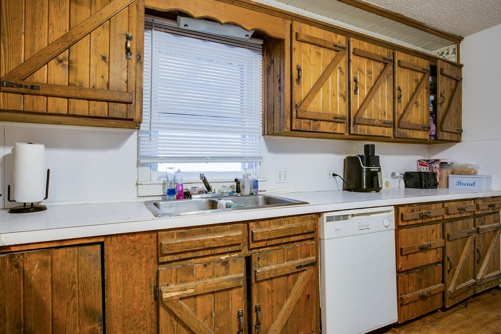 Image 11 of property listing at 911 N 6th St, Ballinger, TX 76821