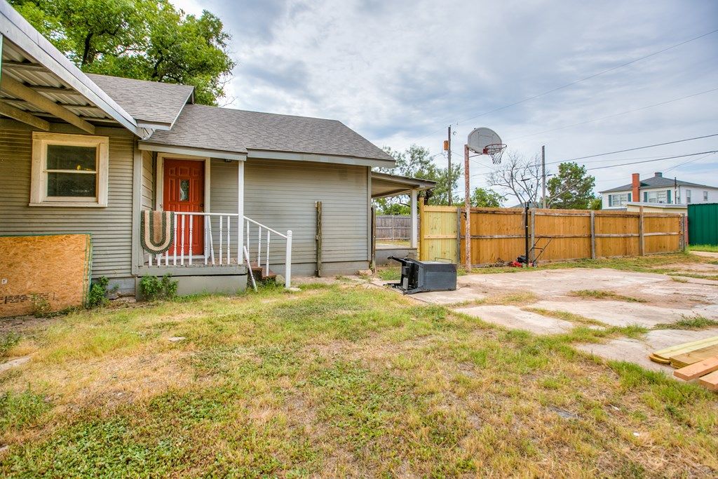 Image 17 of property listing at 911 N 6th St, Ballinger, TX 76821