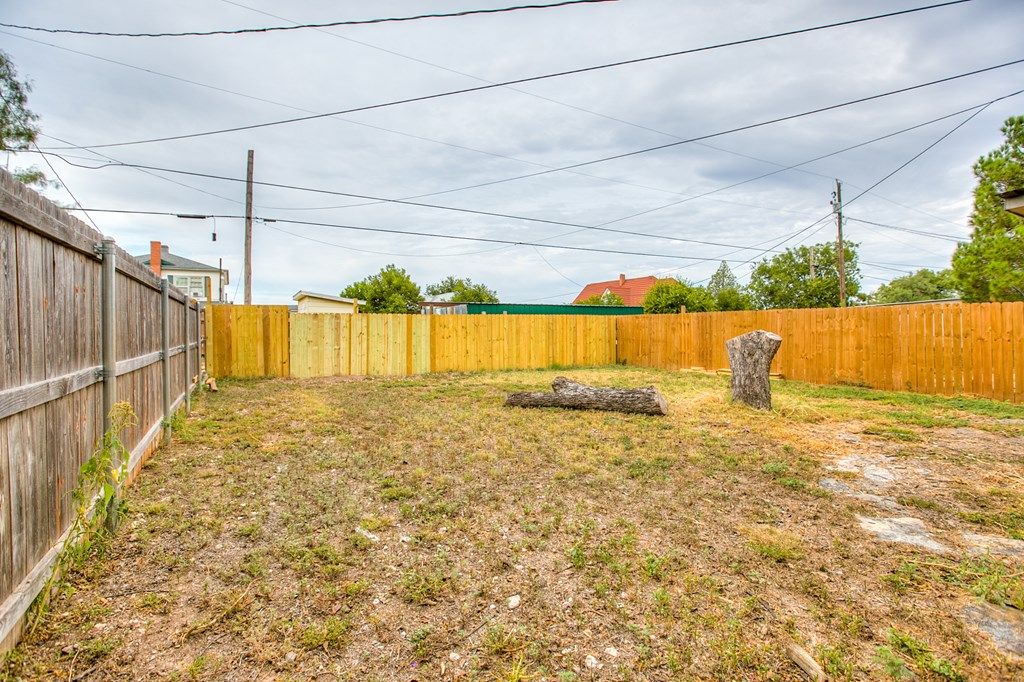 Image 18 of property listing at 911 N 6th St, Ballinger, TX 76821