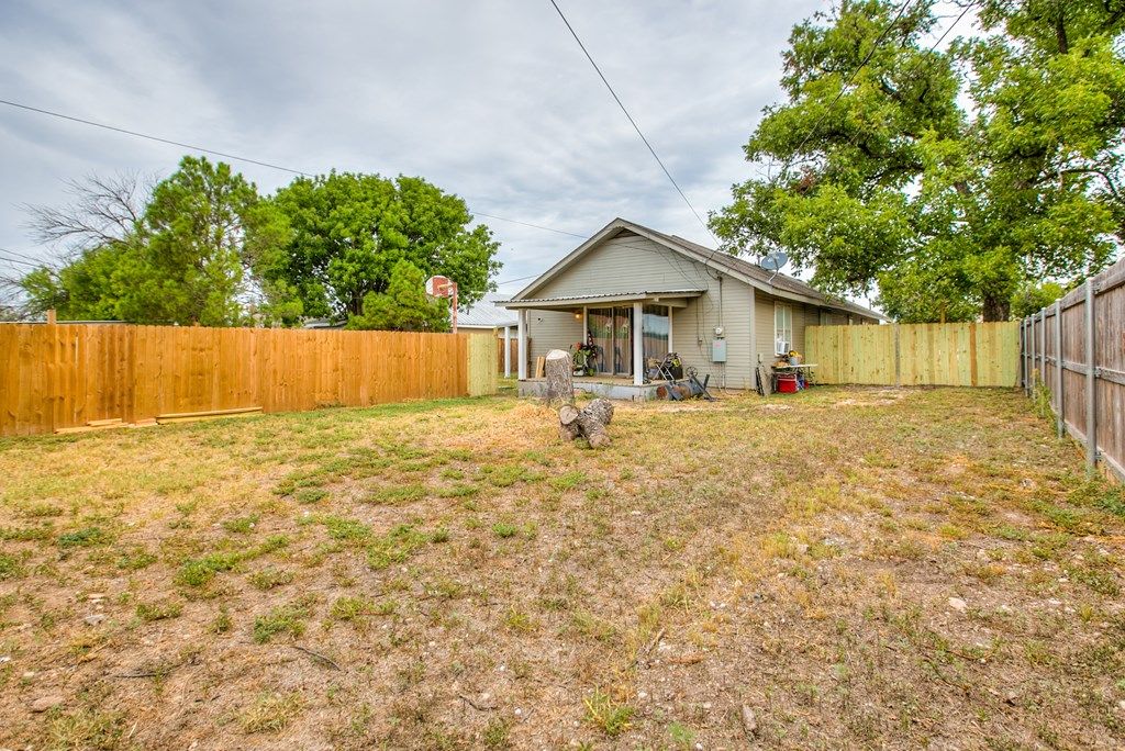 Image 19 of property listing at 911 N 6th St, Ballinger, TX 76821