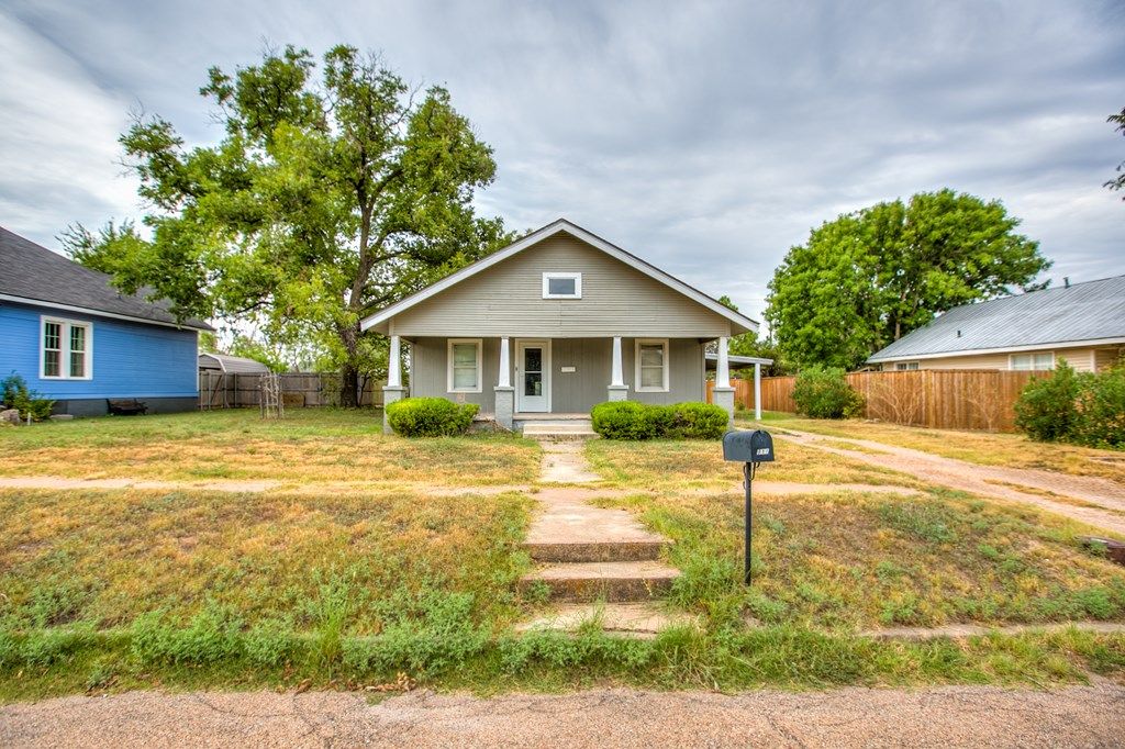 Image 2 of property listing at 911 N 6th St, Ballinger, TX 76821