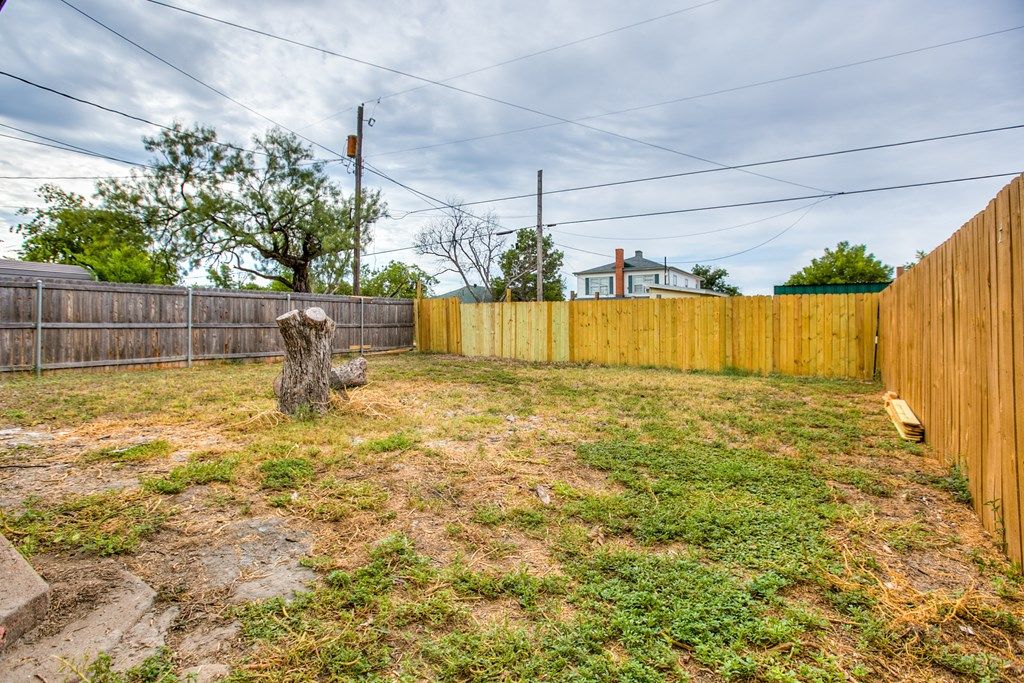 Image 20 of property listing at 911 N 6th St, Ballinger, TX 76821