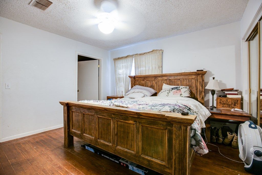 Image 22 of property listing at 911 N 6th St, Ballinger, TX 76821