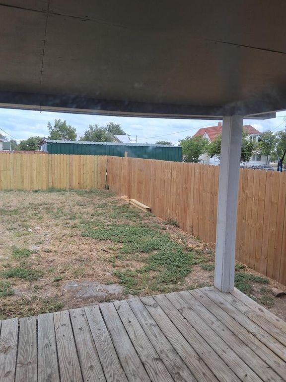 Image 27 of property listing at 911 N 6th St, Ballinger, TX 76821