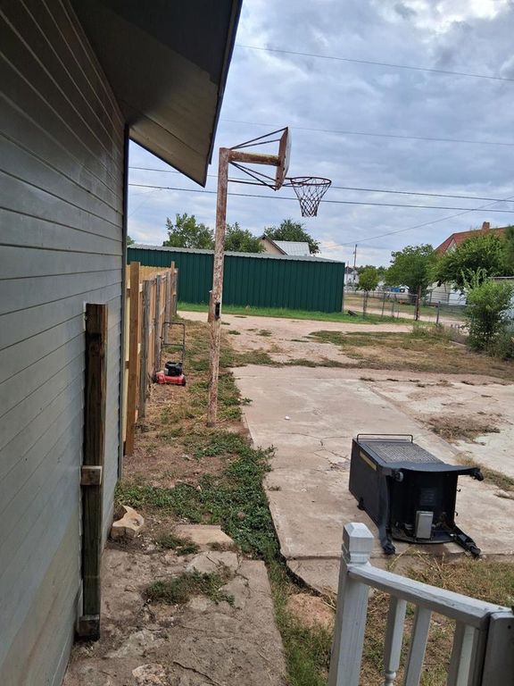 Image 29 of property listing at 911 N 6th St, Ballinger, TX 76821