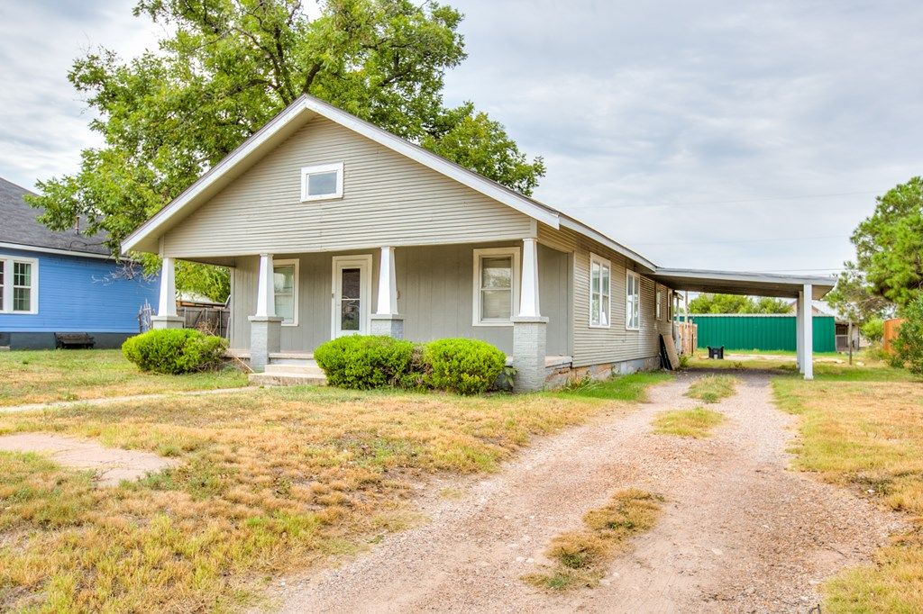 Image 4 of property listing at 911 N 6th St, Ballinger, TX 76821