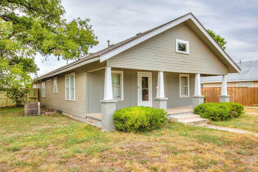 Image 5 of property listing at 911 N 6th St, Ballinger, TX 76821