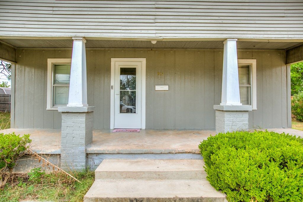 Image 6 of property listing at 911 N 6th St, Ballinger, TX 76821