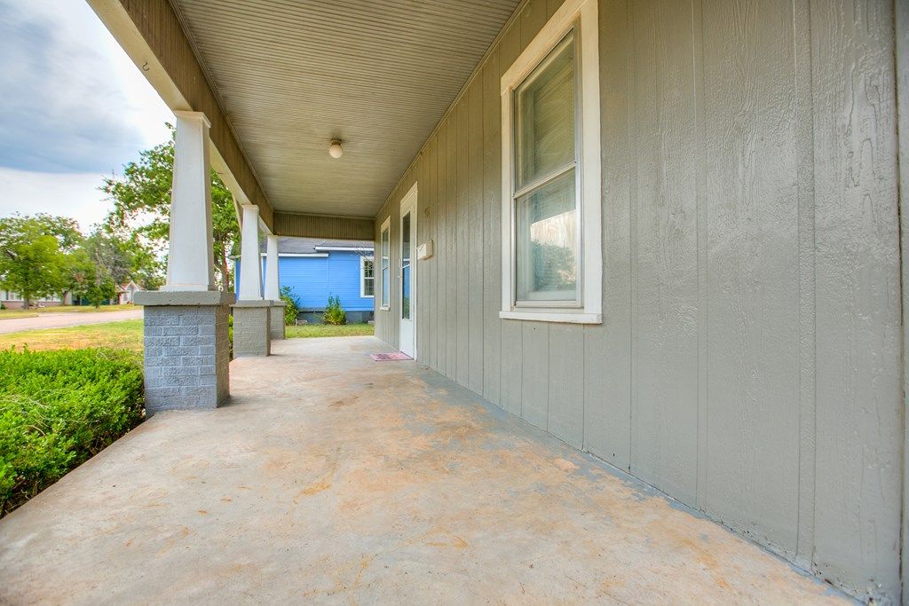 Image 7 of property listing at 911 N 6th St, Ballinger, TX 76821