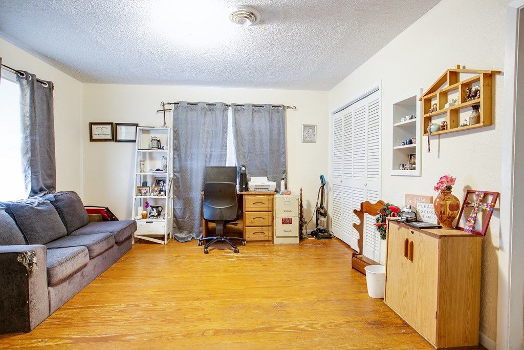 Image 8 of property listing at 911 N 6th St, Ballinger, TX 76821