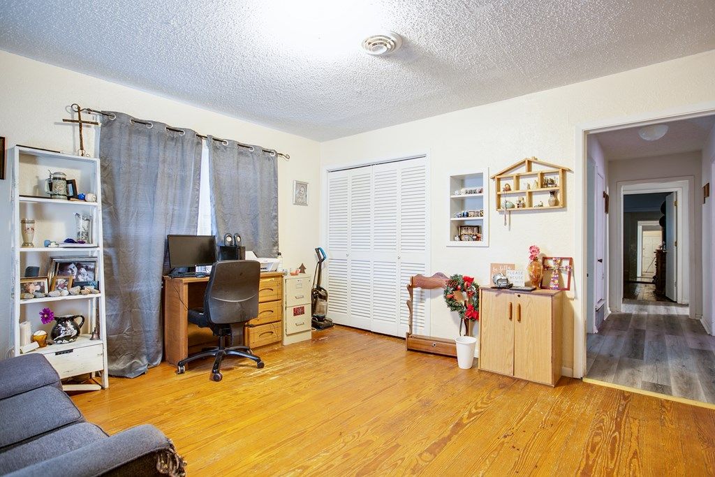 Image 9 of property listing at 911 N 6th St, Ballinger, TX 76821
