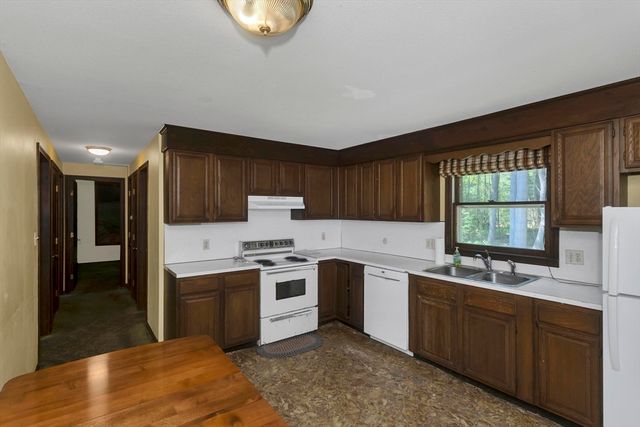 49 Country Club Hts, Monson, MA 01057