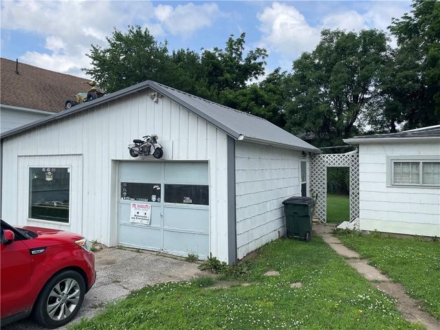2510 S 4th Street, Leavenworth, KS 66048