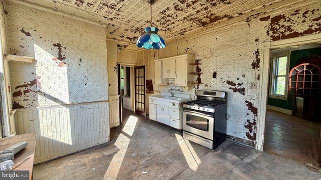927 LEEDS AVE, Baltimore, MD 21229