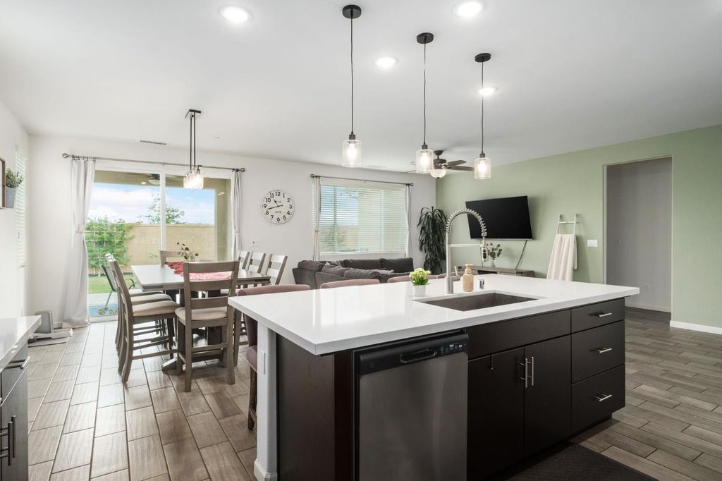 Image 10 of property listing at 644 Atlantica Drive S, Madera, CA 93636