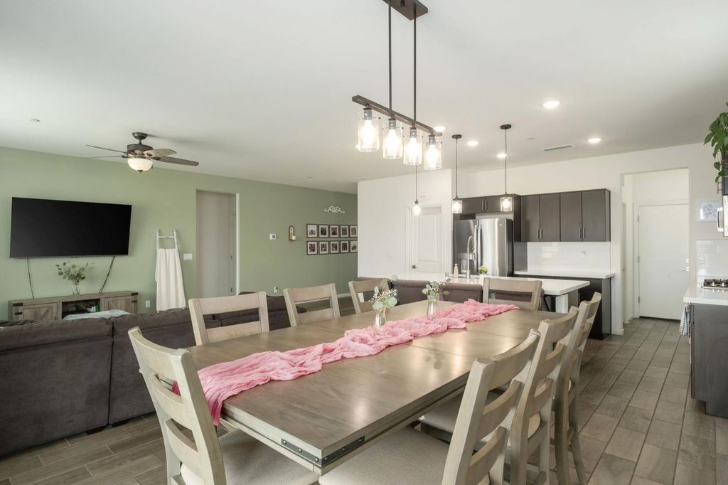 Image 12 of property listing at 644 Atlantica Drive S, Madera, CA 93636