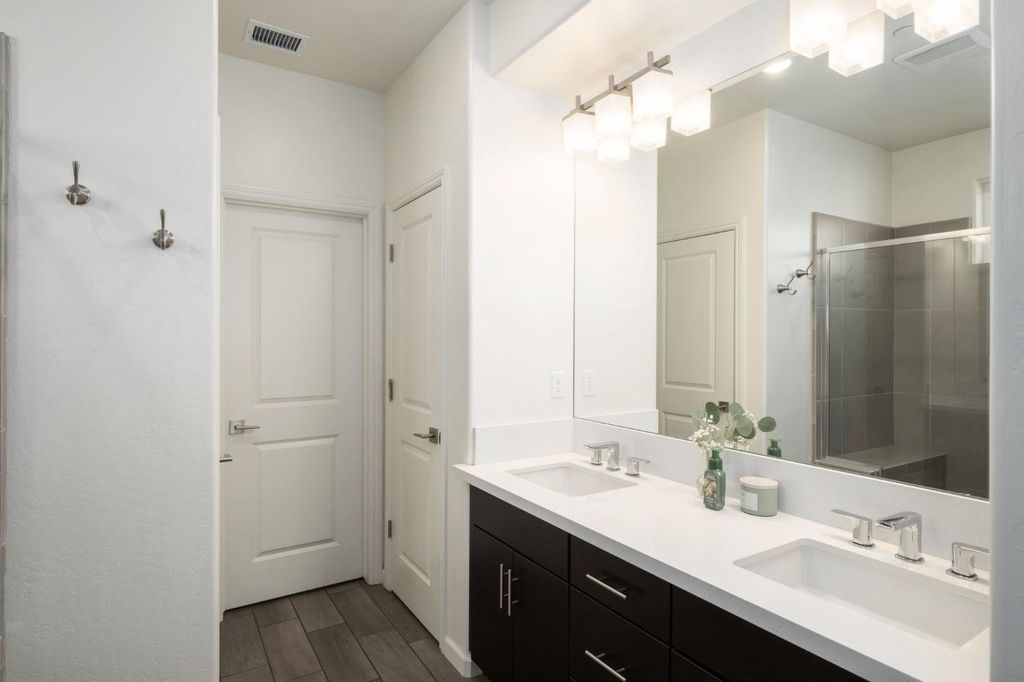 Image 15 of property listing at 644 Atlantica Drive S, Madera, CA 93636