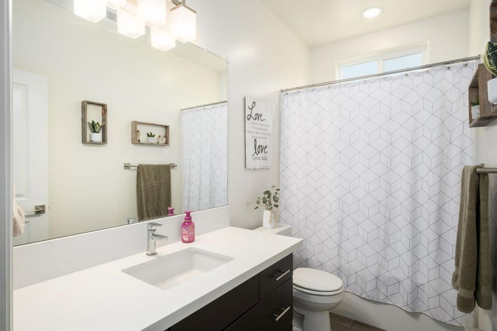 Image 19 of property listing at 644 Atlantica Drive S, Madera, CA 93636