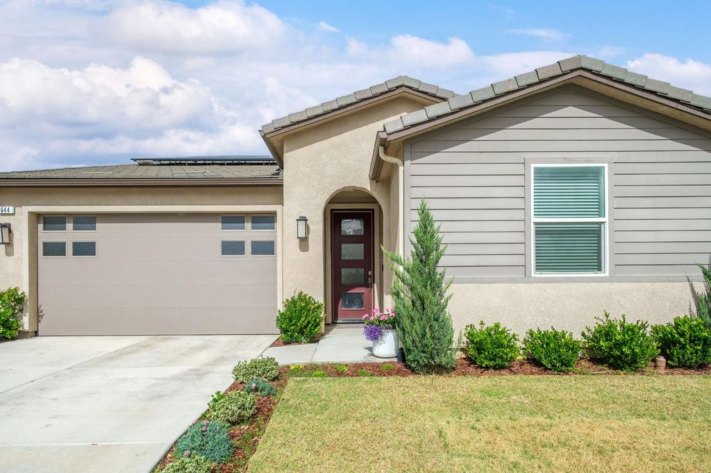 Image 2 of property listing at 644 Atlantica Drive S, Madera, CA 93636