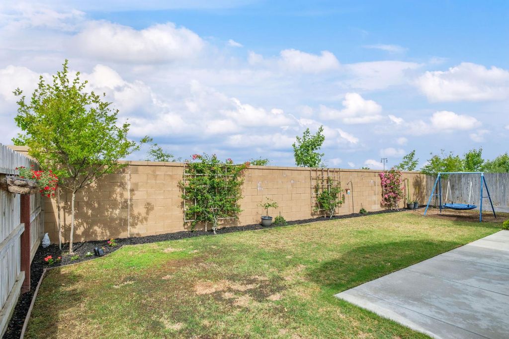 Image 24 of property listing at 644 Atlantica Drive S, Madera, CA 93636