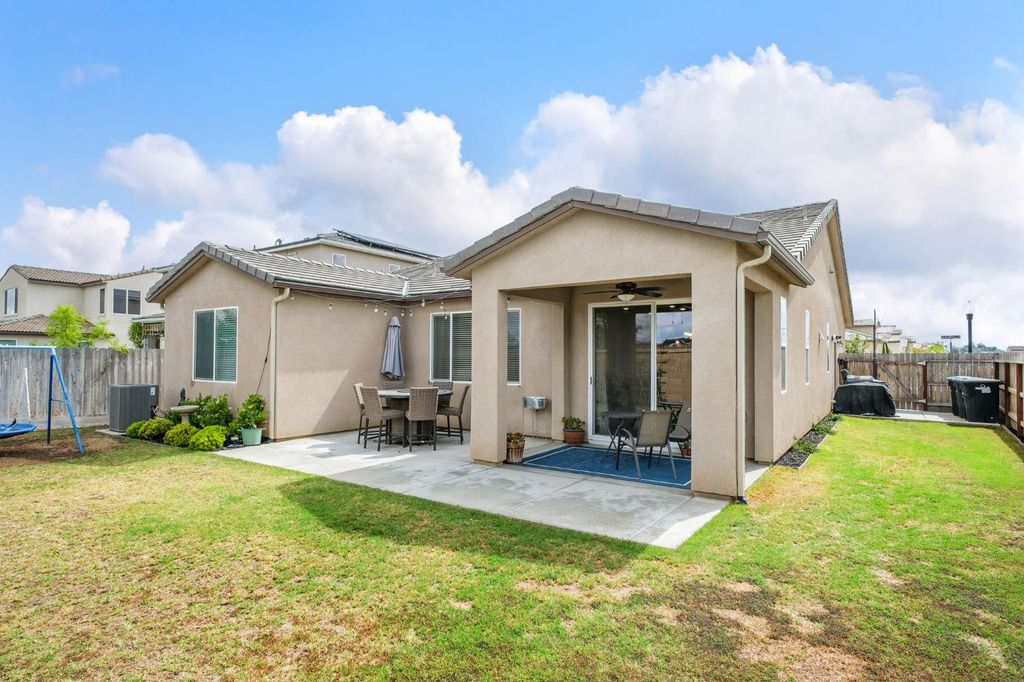 Image 25 of property listing at 644 Atlantica Drive S, Madera, CA 93636