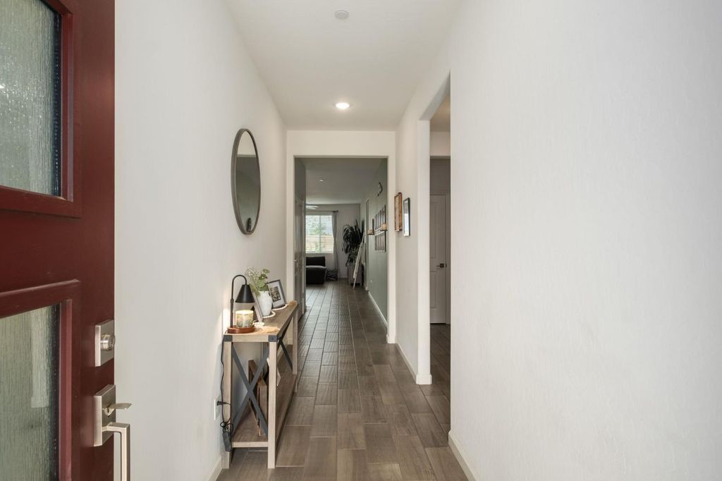 Image 3 of property listing at 644 Atlantica Drive S, Madera, CA 93636
