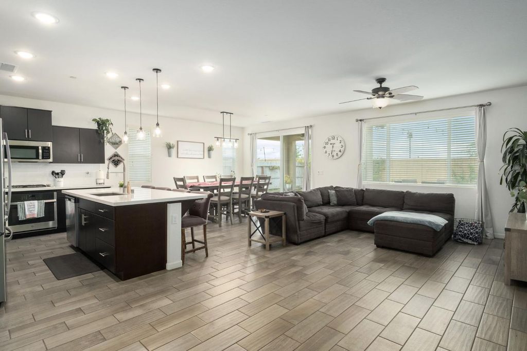 Image 5 of property listing at 644 Atlantica Drive S, Madera, CA 93636