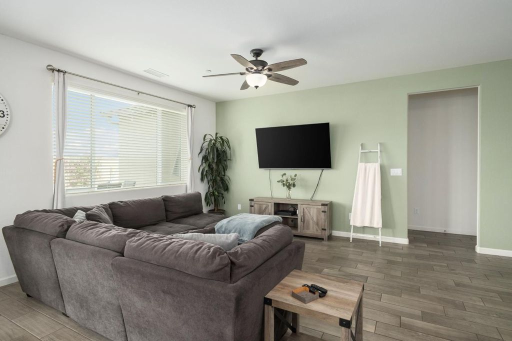 Image 6 of property listing at 644 Atlantica Drive S, Madera, CA 93636