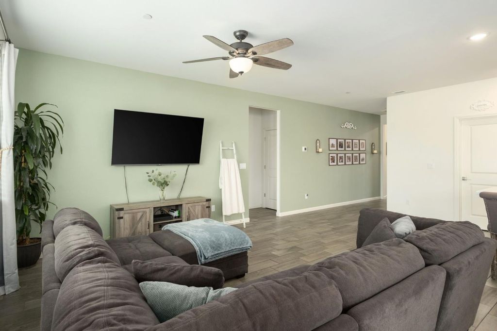 Image 7 of property listing at 644 Atlantica Drive S, Madera, CA 93636