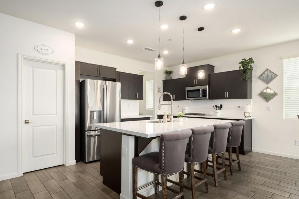 Image 8 of property listing at 644 Atlantica Drive S, Madera, CA 93636