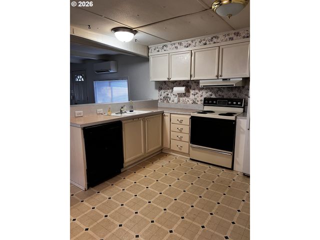 1400 CANDLELIGHT Dr 162, Eugene, OR 97402