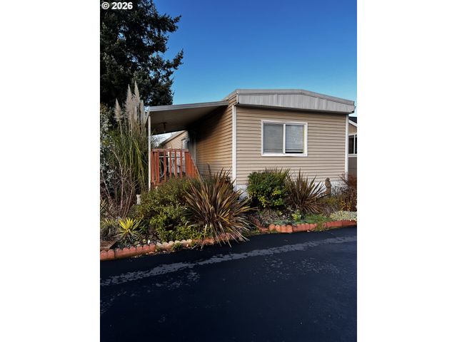 1400 CANDLELIGHT Dr 162, Eugene, OR 97402