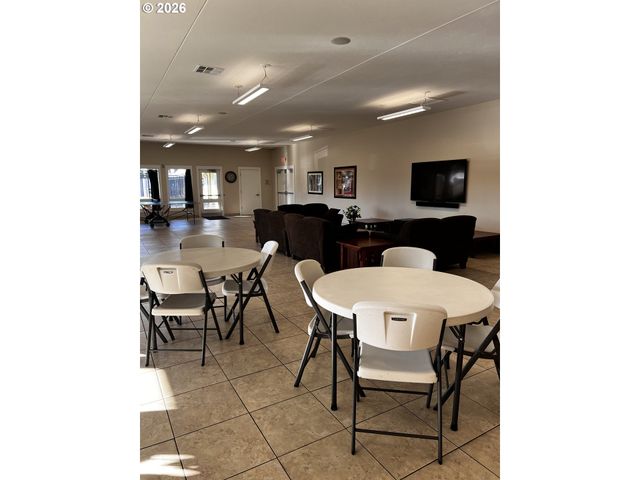 1400 CANDLELIGHT Dr 162, Eugene, OR 97402