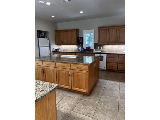 1400 CANDLELIGHT Dr 162, Eugene, OR 97402