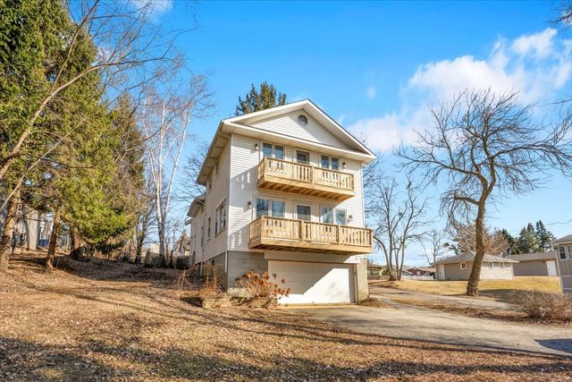49 N Lake Avenue, Fox Lake, IL 60020
