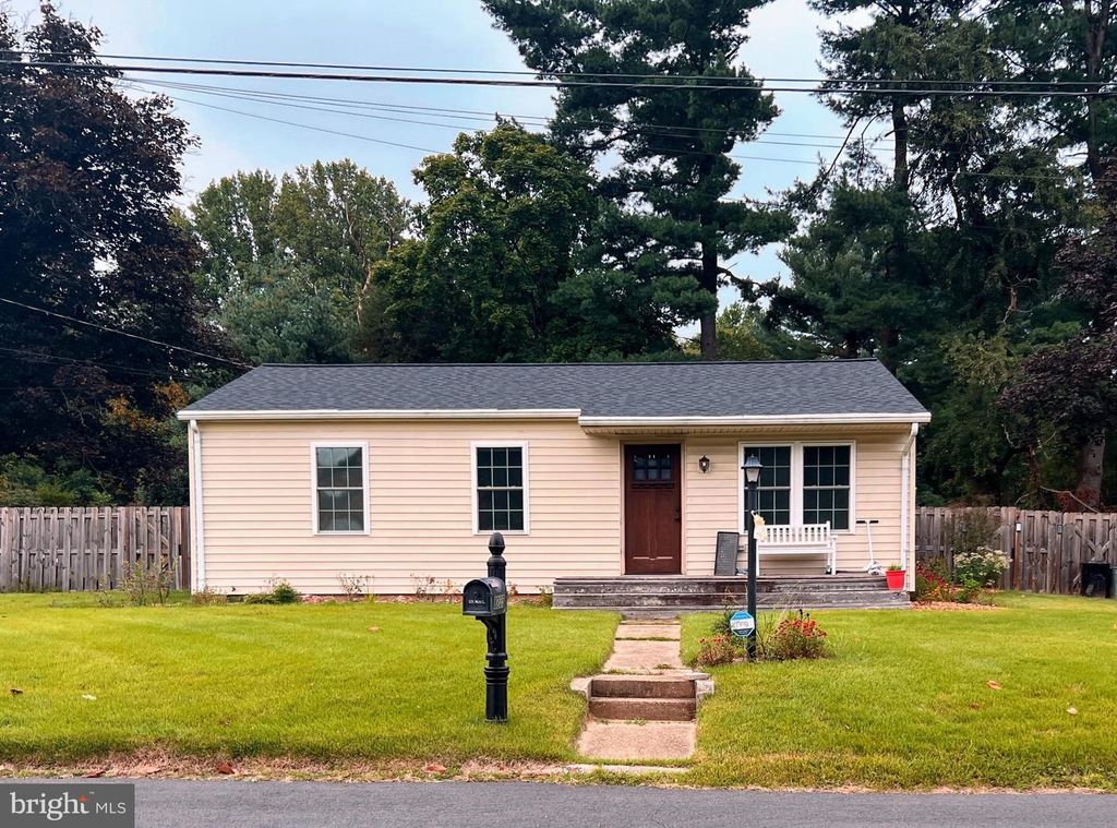 8235 REECE HEIGHTS DR, Severn, MD 21144