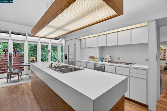 56 Camino Encinas, Orinda, CA 94563