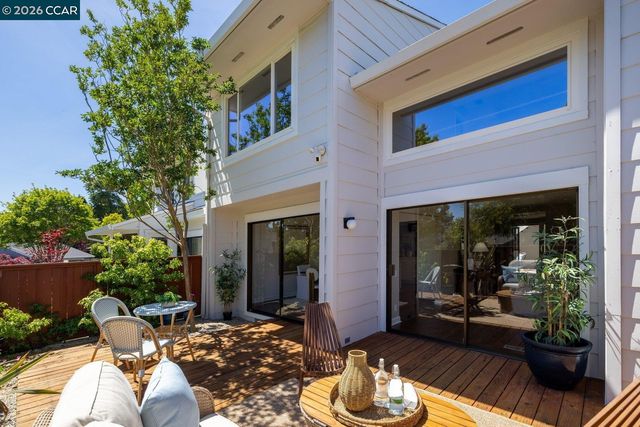 1712 Saint Andrews Dr, Moraga, CA 94556