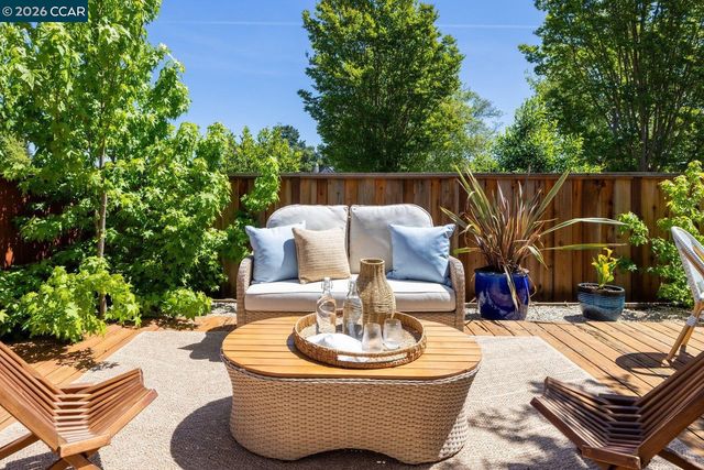 1712 Saint Andrews Dr, Moraga, CA 94556