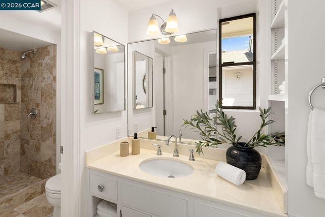1712 Saint Andrews Dr, Moraga, CA 94556
