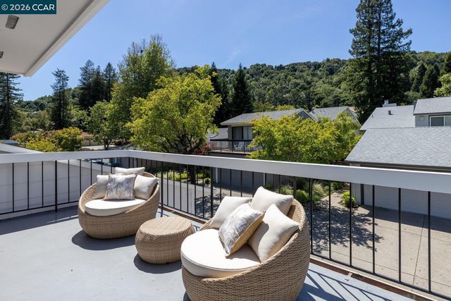 1712 Saint Andrews Dr, Moraga, CA 94556