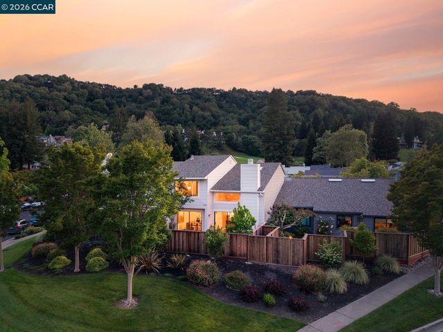 1712 Saint Andrews Dr, Moraga, CA 94556