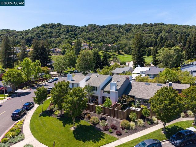 1712 Saint Andrews Dr, Moraga, CA 94556