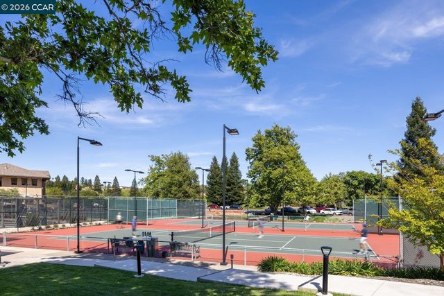 1712 Saint Andrews Dr, Moraga, CA 94556